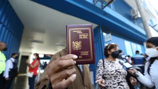 Migraciones aceptó el pago por 77 mil pasaportes pese a que no tenía stock