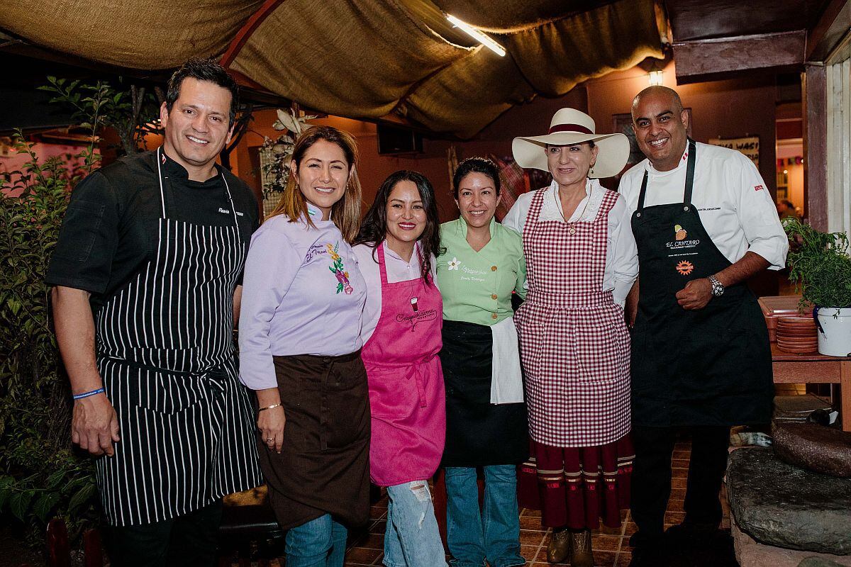 Los chefs Flavio Solórzano, Rocío Orihuela, Diana Samanez, Cindy Reátegui, Mónica Huerta y Agustín Jordán en el restaurante Cusqueñísima. 