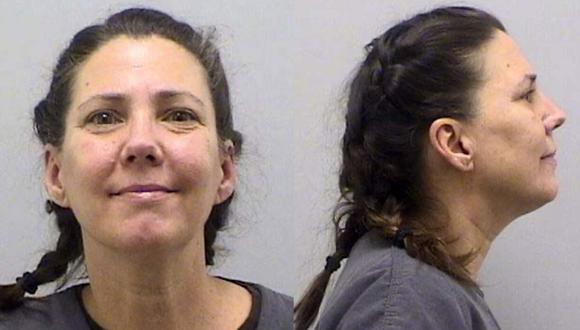 Cynthia Abcug, acusada de conspirar con partidarios de QAnon para secuestrar a su hijo de un hogar de acogida, se declaró inocente de secuestro en segundo grado el viernes 25 de septiembre de 2020. Foto de archivo proporcionada por la Oficina del Sheriff del condado de Douglas, en Colorado, Estados Unidos. (Foto: AP)
