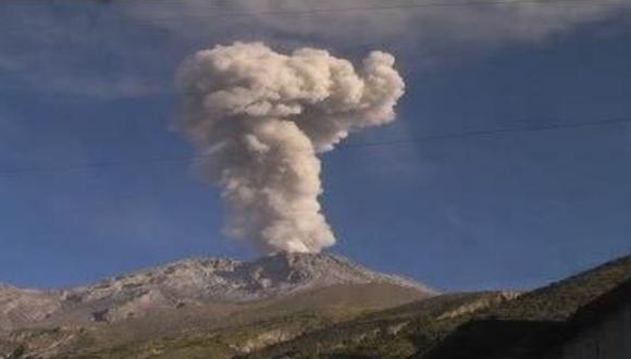 Volcán Ubinas comenzó a expulsar piedras incandescentes