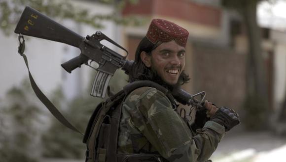 Un combatiente talibán patrulla en Wazir Akbar Khan en la ciudad de Kabul, Afganistán, el miércoles 18 de agosto de 2021. (Foto AP / Rahmat Gul).