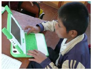 Un niño peruano en clase, con su laptop del programa OLPC.