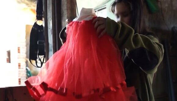 Emilse puso en venta su vestido de 15 años por el valor de 2000 pesos (17 dólares). | FOTO: TN