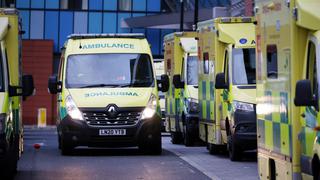 Cuatro hospitales de Inglaterra se declaran en crisis por bajas de personal que se contagió de coronavirus