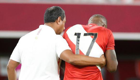 Luis Advíncula recibe el respaldo de los hinchas de Boca Juniors. (Foto: EFE)