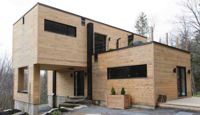 Debajo de las piezas de madera de pino, la casa de Claudie Dubreuil tiene un corazón de metal pues está hecha con contenedores. (Foto: Facebook Les Collections Dubreuil inc.)