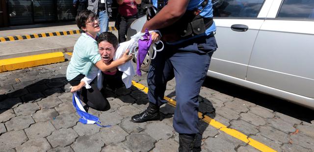 La policía nicaragüense lanzaron bombas de sonido en contra de un grupo de personas que estaban a la espera de sumarse a la protesta. (Reuters).