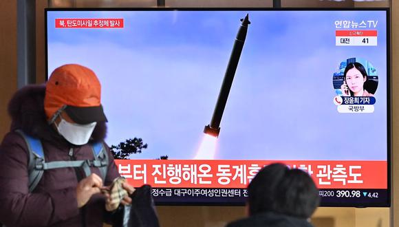 La gente ve una transmisión de noticias en Seúl que muestra imágenes de archivo de una prueba de misiles de Corea del Norte. (Jung Yeon-je / AFP).