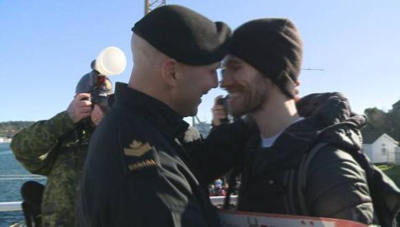 Pareja gay protagoniza tradicional beso de la Armada de Canadá