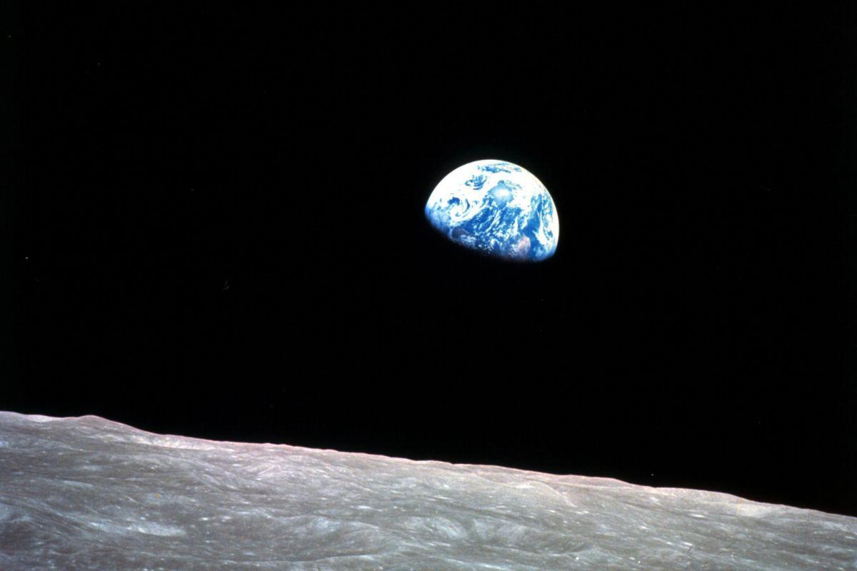 "Earthrise". Esta imagen tomada el 24 de diciembre de 1968 por la misión Apolo 8 muestra a la Tierra saliendo de la superficie de la Luna. Una copia de esta imagen fue enviada por el presidente Lyndon B. Johnson a todos los líderes mundiales. (Foto: William Anders/NASA via AP)
