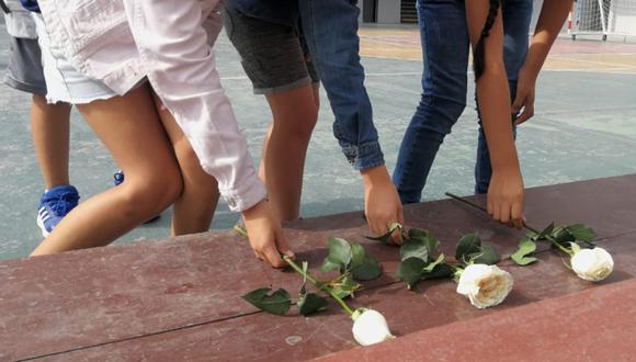 Los estudiantes del colegio privado Trilce de Villa El Salvador reiniciaron esta mañana sus clases portando rosas blancas. (Foto: Minedu)