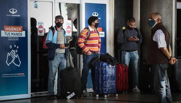 Grupos de personas caminan por el aeropuerto de Buenos Aires. Argentina cerró por completo sus fronteras terrestres y restringió vuelos internacionales para frenar la llegada de las variantes del coronavirus covid-19. (Foto: EFE/ Juan Ignacio Roncoroni).