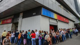 Venezuela: Largas colas para cambiar billetes de 100 bolívares