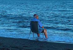 Conoce la historia detrás de la foto en la que un hombre llora sentado frente al mar