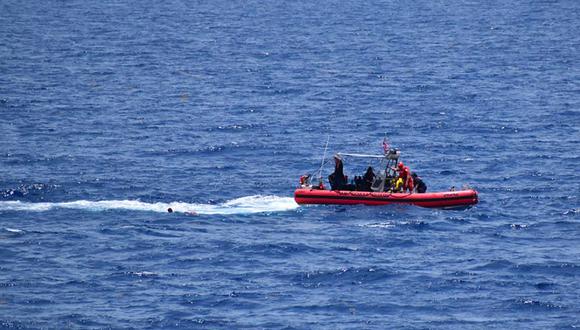 En esta imagen cortesía de la Guardia Costera de Estados Unidos, La tripulación del pequeño bote "Resolute" de la Guardia Costera rescata a 8 personas del agua aproximadamente a 18 millas al suroeste de Key West, Florida, el 27 de mayo de 2021. (Foto: US COAST GUARD / AFP)