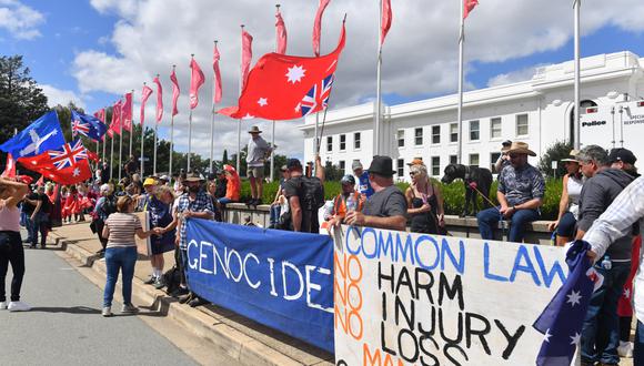 Imagen referencial en la que se ve a manifestantes de Australia, quienes se oponen a la vacunación contra el coronavirus. EFE