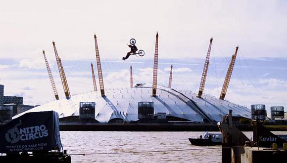 Travis Pastrana hace salto mortal sobre Río Támesis