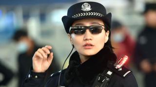 Los lentes con reconocimiento facial que usa China para capturar sospechosos