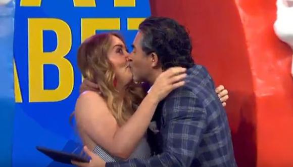 Raúl Araiza sorprendió besando a Andrea Legarreta en "Hoy". (Foto: YouTube)