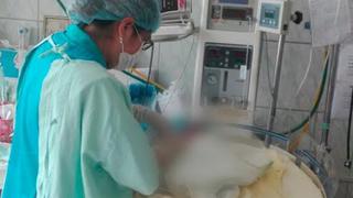 Mujer dio a luz y abandonó a su bebe en baño de hospital
