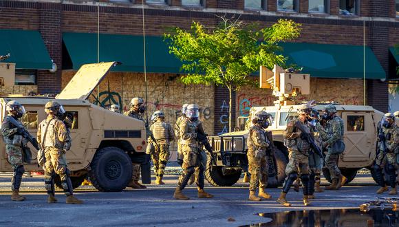 Soldados de la Guardia Nacional patrullan las calles de Minneapolis, la ciudad donde la policía mató a George Floyd. (Foto: kerem yucel / AFP).