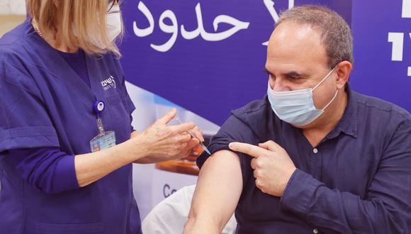 Un israelí recibe una cuarta dosis de la vacuna contra el coronavirus Pfizer-BioNTech COVID-19 en el Centro Médico Sheba, cerca de Tel Aviv, Israel, el 27 de diciembre de 2021. (JACK GUEZ / AFP).
