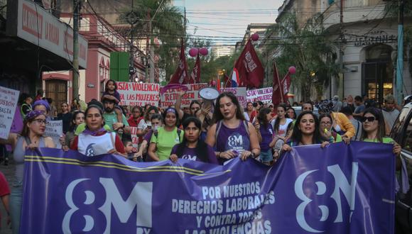 Mujeres participan en una marcha con motivo del Día Internacional de la Mujer, en Asunción, Paraguay, el 8 de marzo de 2023. (Foto de Rubén Peña / EFE)
