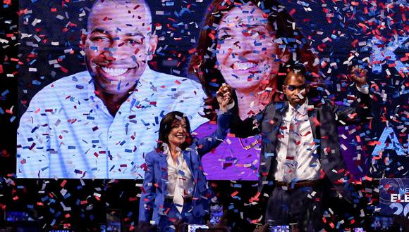 La gobernadora del estado de Nueva York Kathy Hochul y el vicegobernador Antonio Delgado celebran los resultados de las elecciones en Estados Unidos. (TIMOTEO A. CLARY / AFP).