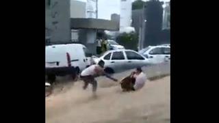 Huracán Julia: captan caída de rayo y a estudiantes siendo arrastrados por la corriente en Acapulco | VIDEOS