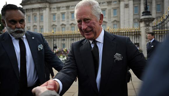 El rey Carlos III de Gran Bretaña saluda a los miembros del público a su llegada al Palacio de Buckingham en Londres, el 9 de septiembre de 2022. (Foto: Ben Stansall / AFP)