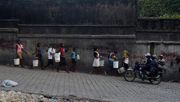 Haitianos salen en busca de comida y agua en medio de tensión política. Foto: AFP