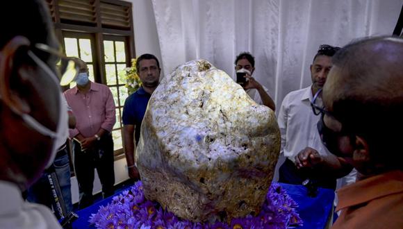 “Esta gema pesa 310 kilos, es un hallazgo raro. Estamos planeando subastarlo (...) en Dubái el 20 de enero”, dijo a Efe el presidente de la Autoridad de Joyas y Gemas esrilanquesa, Tilak Weerasinghe. (Foto: Ishara S. Kodikara / AFP)