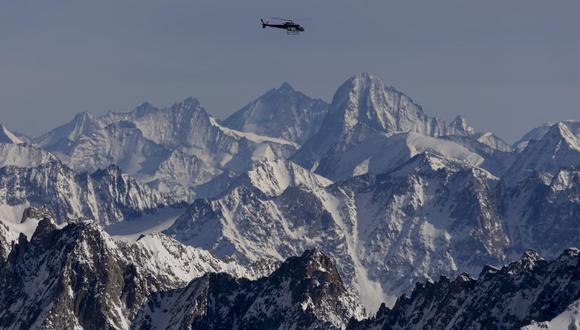 Un helicóptero sobrevuela la zona de la avalancha en el glaciar de Armancette, en los Alpes franceses, el 9 de abril de 2023. (Foto de Europa Press)