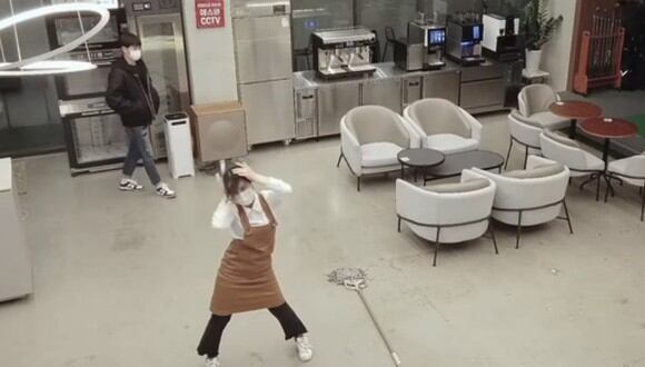 Joven camarera fue sorprendida por su jefe cuando bailaba K-Pop en horario de trabajo. (Foto:YouTube/Krazy girl).