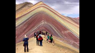 Cusco: pintan nombre de comunidad en Montaña de Siete Colores
