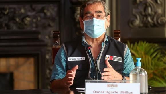 Durante una conferencia de prensa, el ministro Ugarte explicó que una vez pasada la inmunidad, la persona pierde la protección y esto puede ocasionar un contagio masivo creando “olas”. (Foto: PCM)