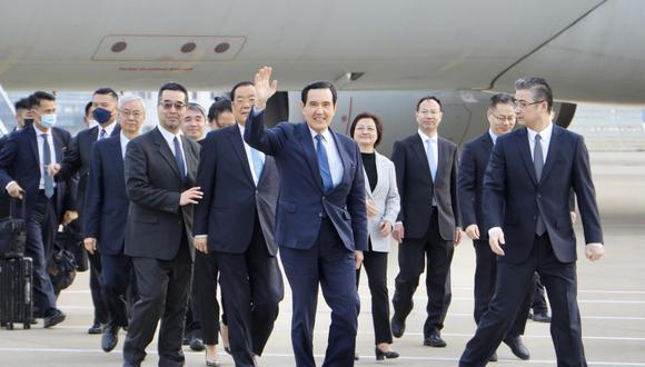 Una foto del folleto facilitada por la oficina de Ma Yung-jeou muestra al expresidente de Taiwán, Ma Ying-jeou (C), saludando a su llegada al aeropuerto internacional de Shanghái Pudong, en Shanghái. China, 27 de marzo de 2023. (Foto: EFE/EPA/MA YING-JEOU)