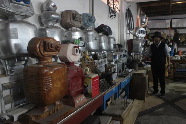 Professor Walter Velásquez shows some of the prototypes that he has in his laboratory.  (Photo: Yerson Collave)