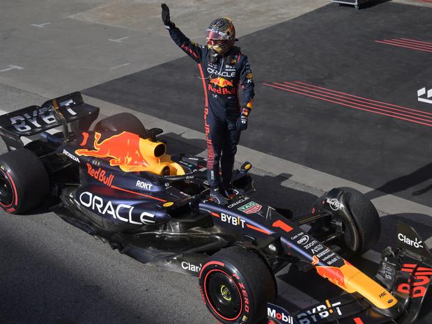 El piloto neerlandés Max Verstappen, de Red Bull Racing, celebra tras ganar el Gran Premio de Brasil de Fórmula Uno en el autódromo José Carlos Pace, también conocido como Interlagos, en Sao Paulo, Brasil, el 5 de noviembre de 2023. | Crédito: Nelson Almeida / AFP
