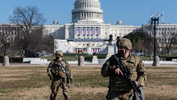 Miembros de la Guardia Nacional se paran frente al Capitolio de EE. UU. En Washington, DC. (Foto: Eric Lee/Bloomberg).