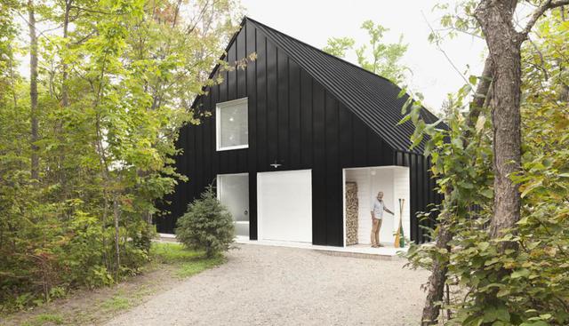 Esta linda casa de campo se encuentra situada a orillas de un lago en la región de Lanaudière, en Canadá. Los arquitectos buscaron darle un concepto contemporáneo.  (Foto: Maxime Brouillet)