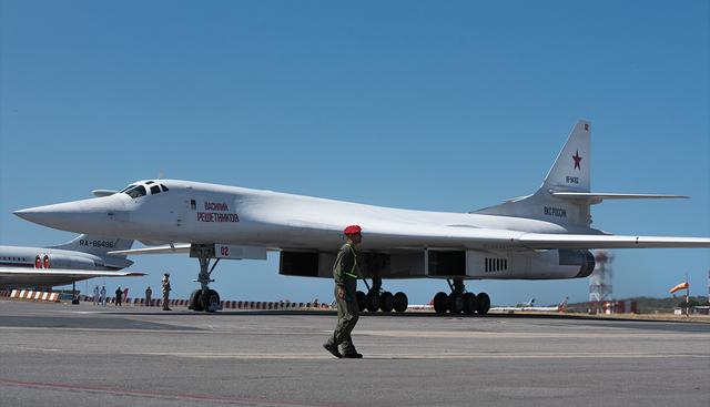 El bombardero estratégico Tu-160 de Rusia a su arribo al aeropuerto de&nbsp;Aeropuerto Internacional de Maiquetía Simón Bolívar de Venezuela. (Xinhua)