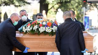 ¿Cómo son los estrictos funerales de los fallecidos por coronavirus en Europa? 