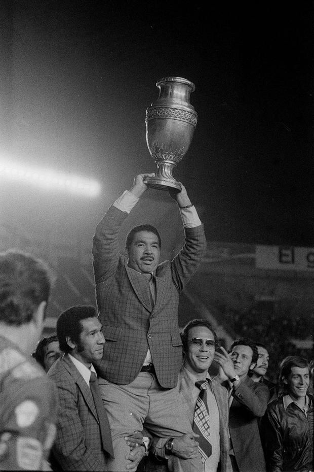 En 1963 jugó en Defensor Lima, pero no tuvo una participación destacada sino hasta su llegada a Universitario de Deportes, donde ganó 4 títulos nacionales (1964, 1966, 1967, 1985). En el Perú, estuvo al mando de otros clubes como Alianza Lima, donde salió campeón en 1975, en Sporting Cristal logró 3 campeonatos locales (1972, 1979 y 1980), en Deportivo Municipal, Juventud La Joya y Defensor Arica. Le decían el ‘Oso’, el ‘Chueco’ o simplemente Marcos y fue el entrenador peruano más ganador de la historia.