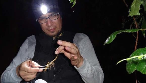 El biólogo mexicano Diego Barrales Alcalá, creador de la cuenta @Arachno_cosas.