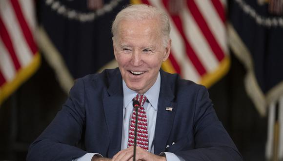 El presidente de los Estados Unidos, Joe Biden, sonríe cuando le hacen preguntas durante una reunión con el Consejo de Asesores sobre Ciencia y Tecnología en la Casa Blanca en Washington, DC, el 4 de abril de 2023. (Foto de Jim WATSON / AFP)