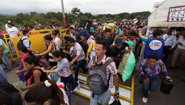 Venezuela: Migrantes rompen bloqueo de la Guardia Nacional Bolivariana en el Puente Internacional Simón Bolívar para  cruzar a Colombia. (Reuters)