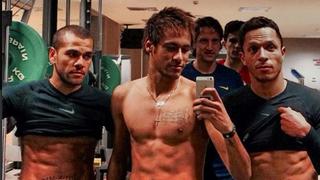 Alves, Neymar y Adriano muestran sus atléticos cuerpos