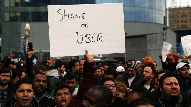 "Vergüenza, Uber" decía un cartel de conductores de la plataforma que protestaban en Nueva York. (Foto: Getty Images)