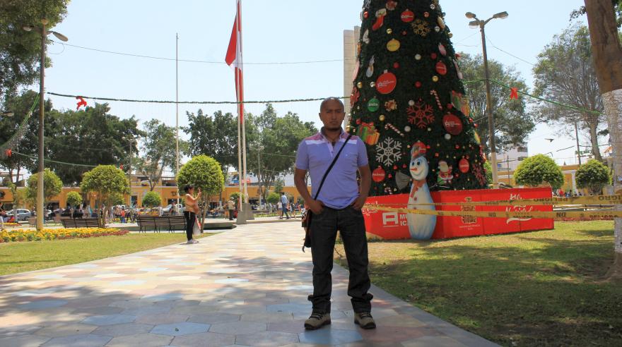 En su trabajo, Merry Christmas se encarga, por ejemplo, de ejecutar cortes de luz a usuarios de Electro Dunas que no han pagado sus cuotas. Es un trabajo difícil, admite. A veces los clientes morosos han querido agredirlo. (Foto: Luis García)